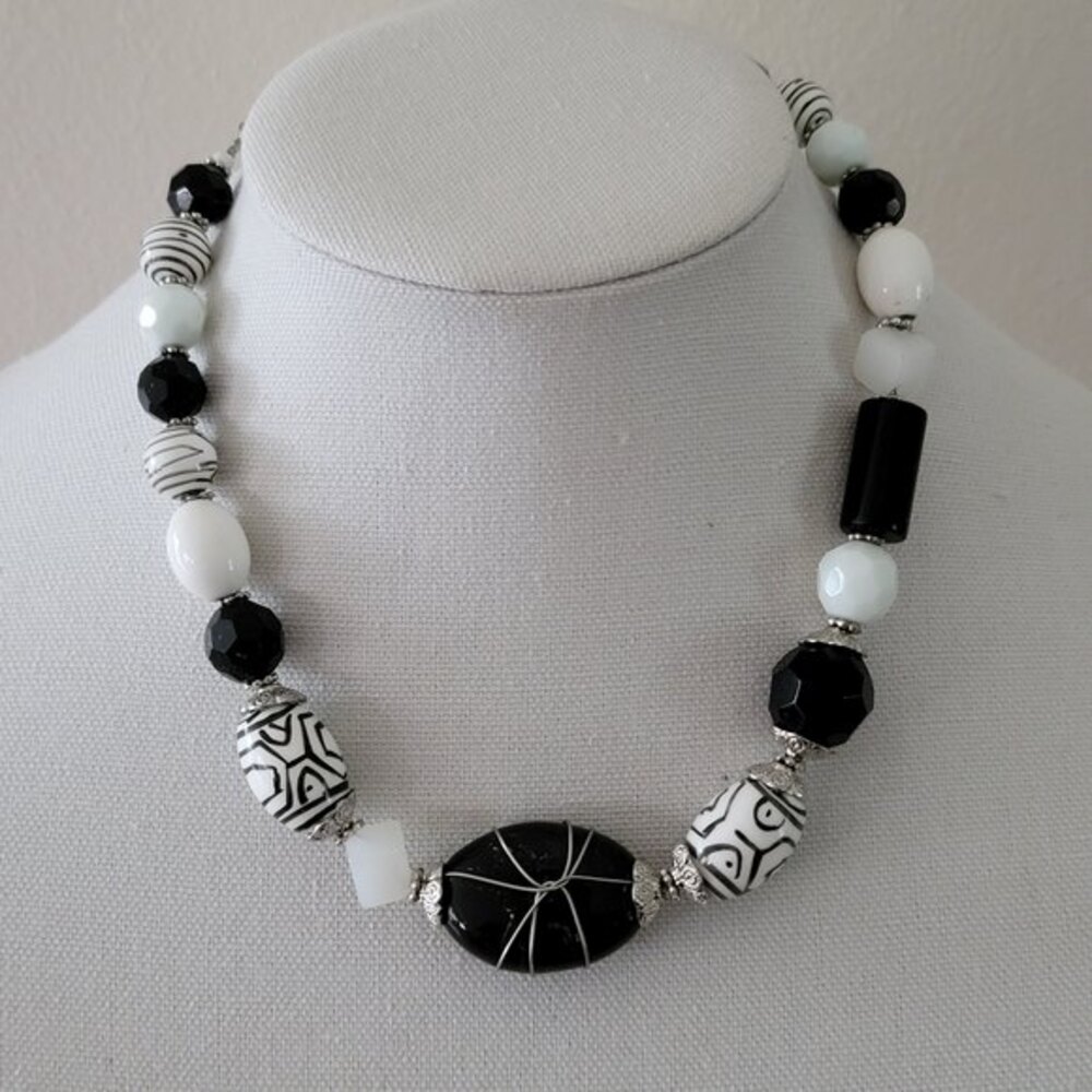Primer Design Black and White Beaded Statement Necklace Modern Chunky Jewelry